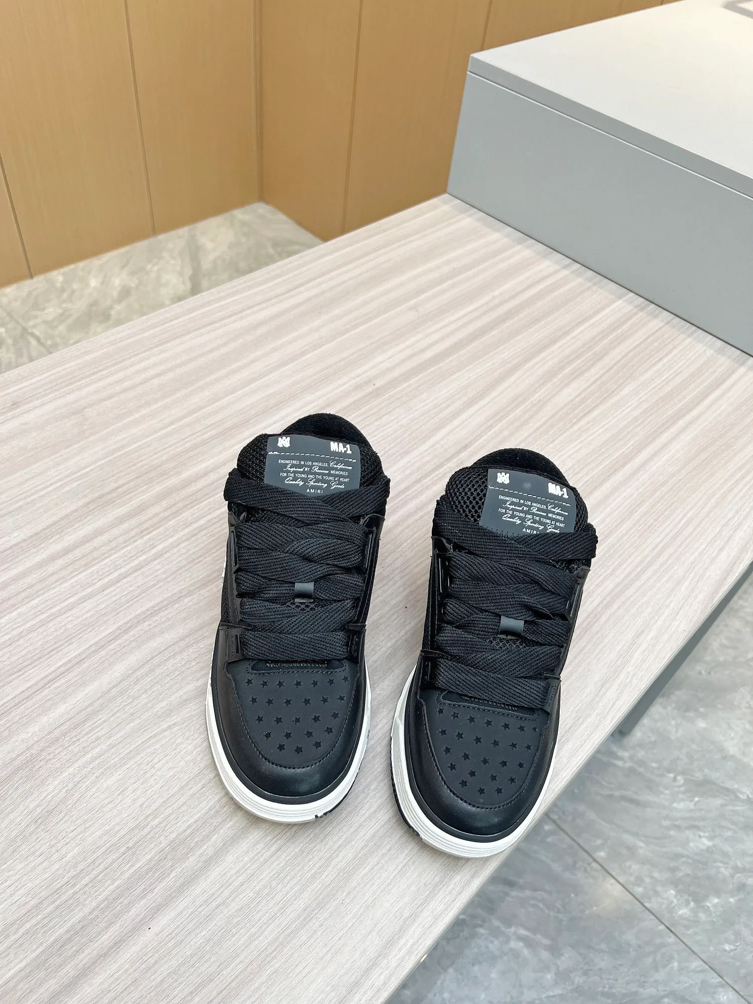 p620💰Men's shoes Amiri Emile's 2023 spring and summer new MA-1 bread shoes, couple models, casual sports shoes, sneakers Amiri gave up the rock punk style in the new season and used a large number of unsaturated colors, Morandi tones, whether you see or wear them, it will make people very happy. The large tongue of the bread shoes continues, shortens the length of the shoe body, thickens the midsole, and the toe part is more rounded. Amiri's brand letters and MA logo appear on the side of the shoe. Fabric: Original customized imported first-layer cowhide + mesh. Lining: Original customized breathable towel lining. Outsole. Foam combination material. Bottom thickness: 4CM. Size: Men's 39-45